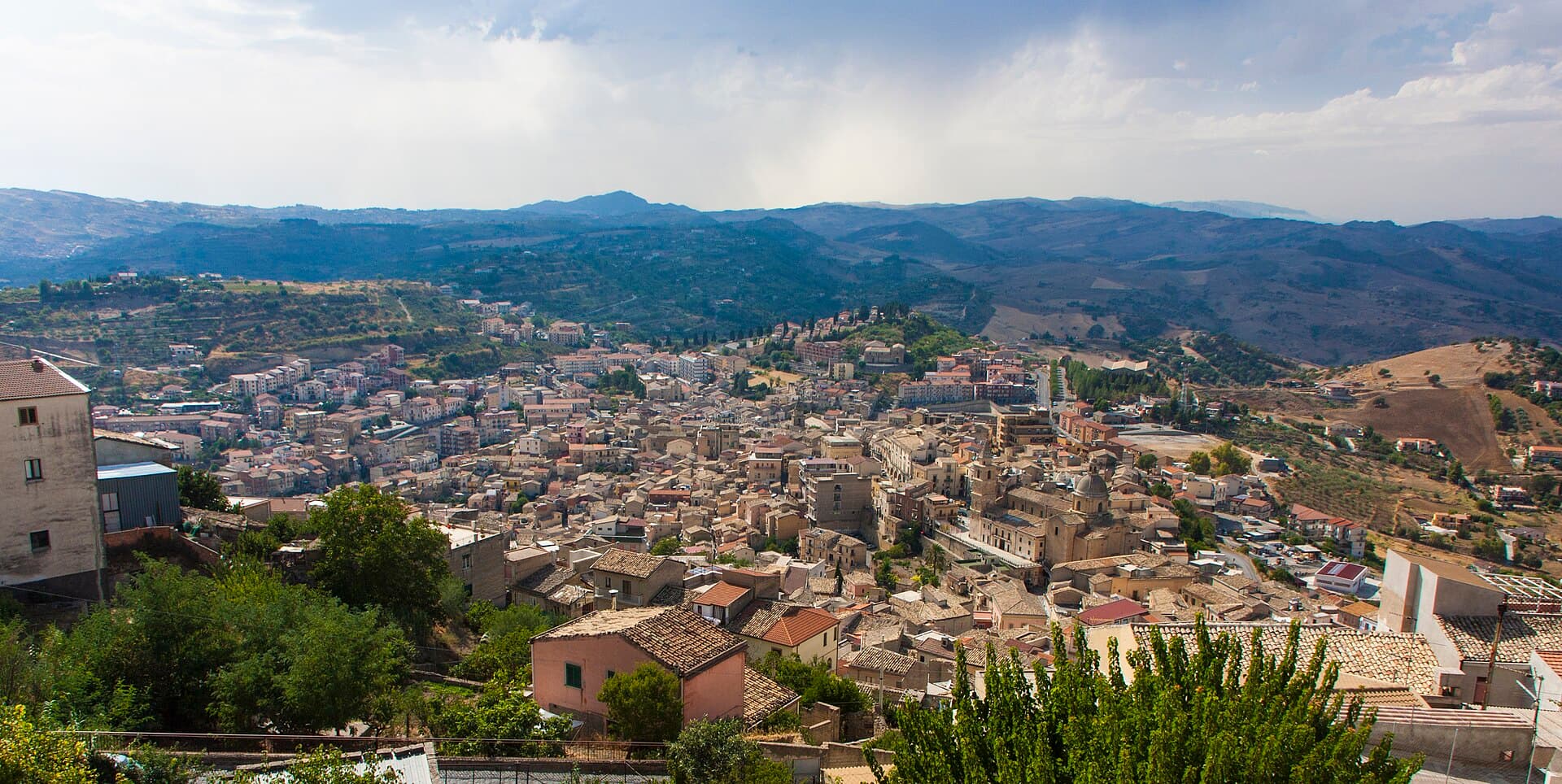 Il panorama di Agira arroccata sul Monte Teia, nell'ennese
