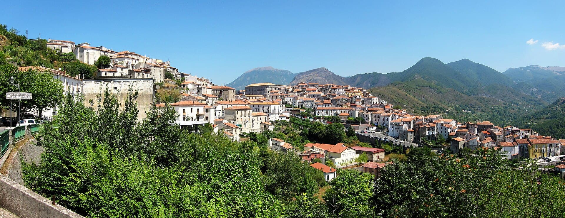 Il borgo di Aieta disteso sul crinale, nell'entroterra della Riviera dei Cedri