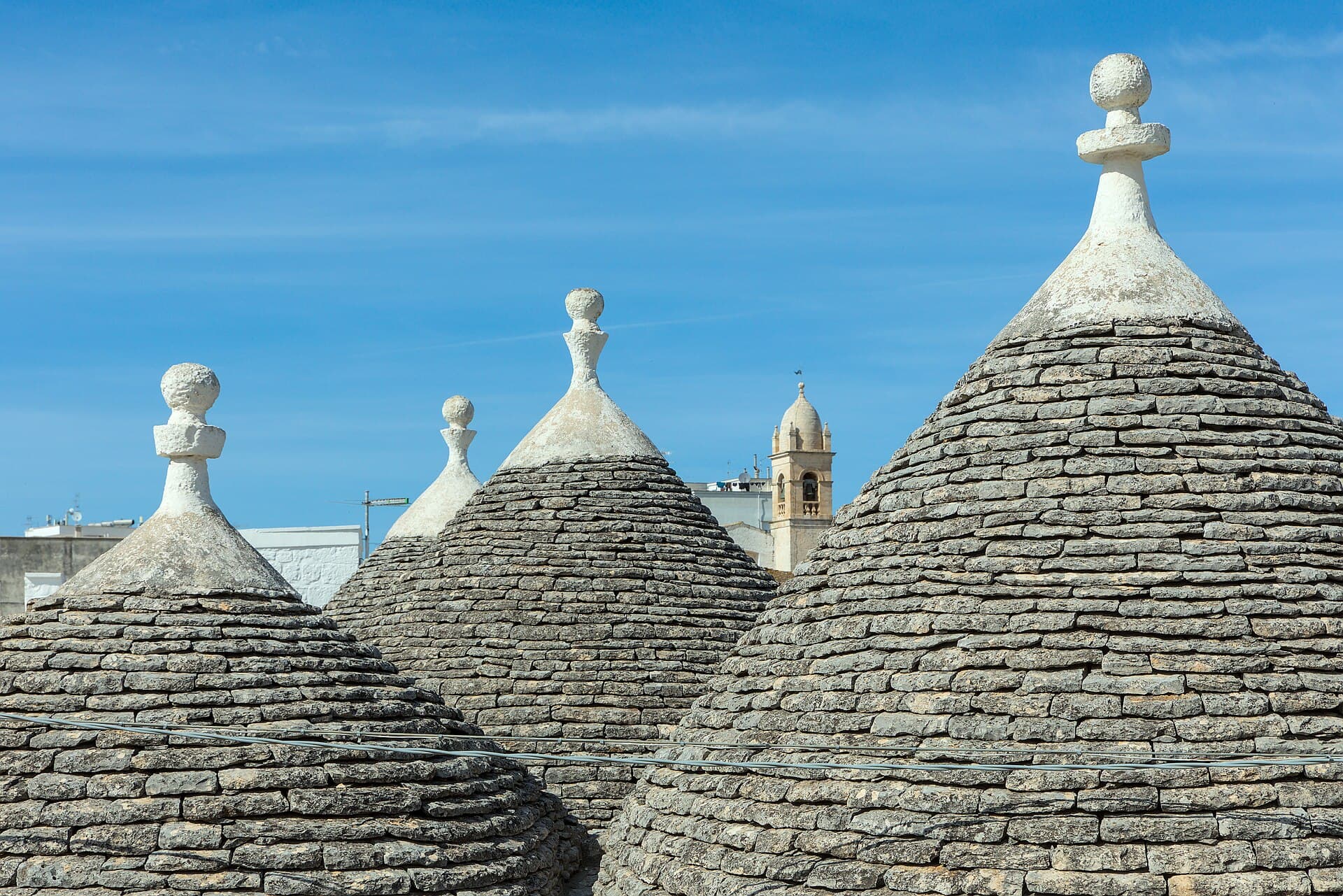 I trulli del Rione Monti di Alberobello con i caratteristici tetti a cono