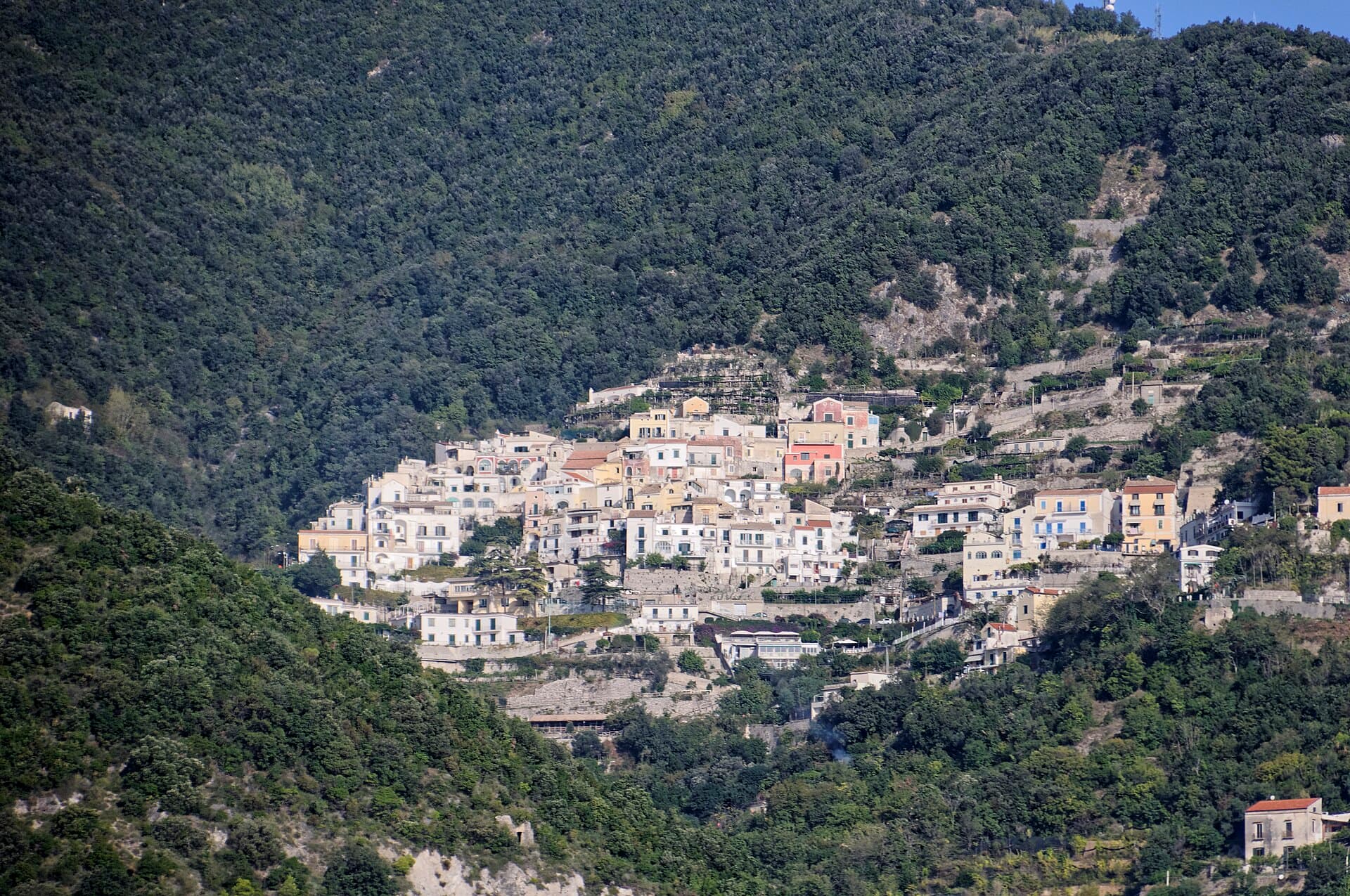 Il piccolo borgo di Albori, aggrappato alle pendici del monte sulla Costiera Amalfitana