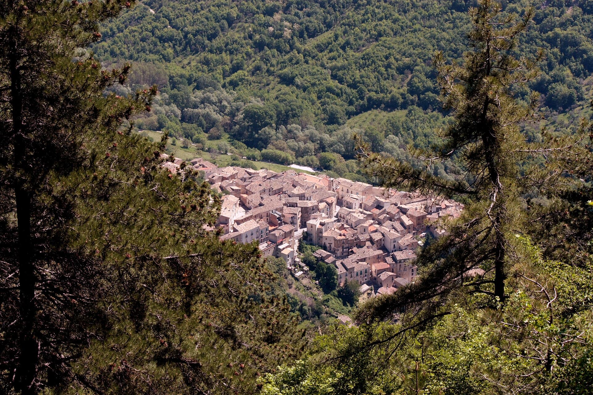 Il borgo di Anversa degli Abruzzi, alle Gole del Sagittario