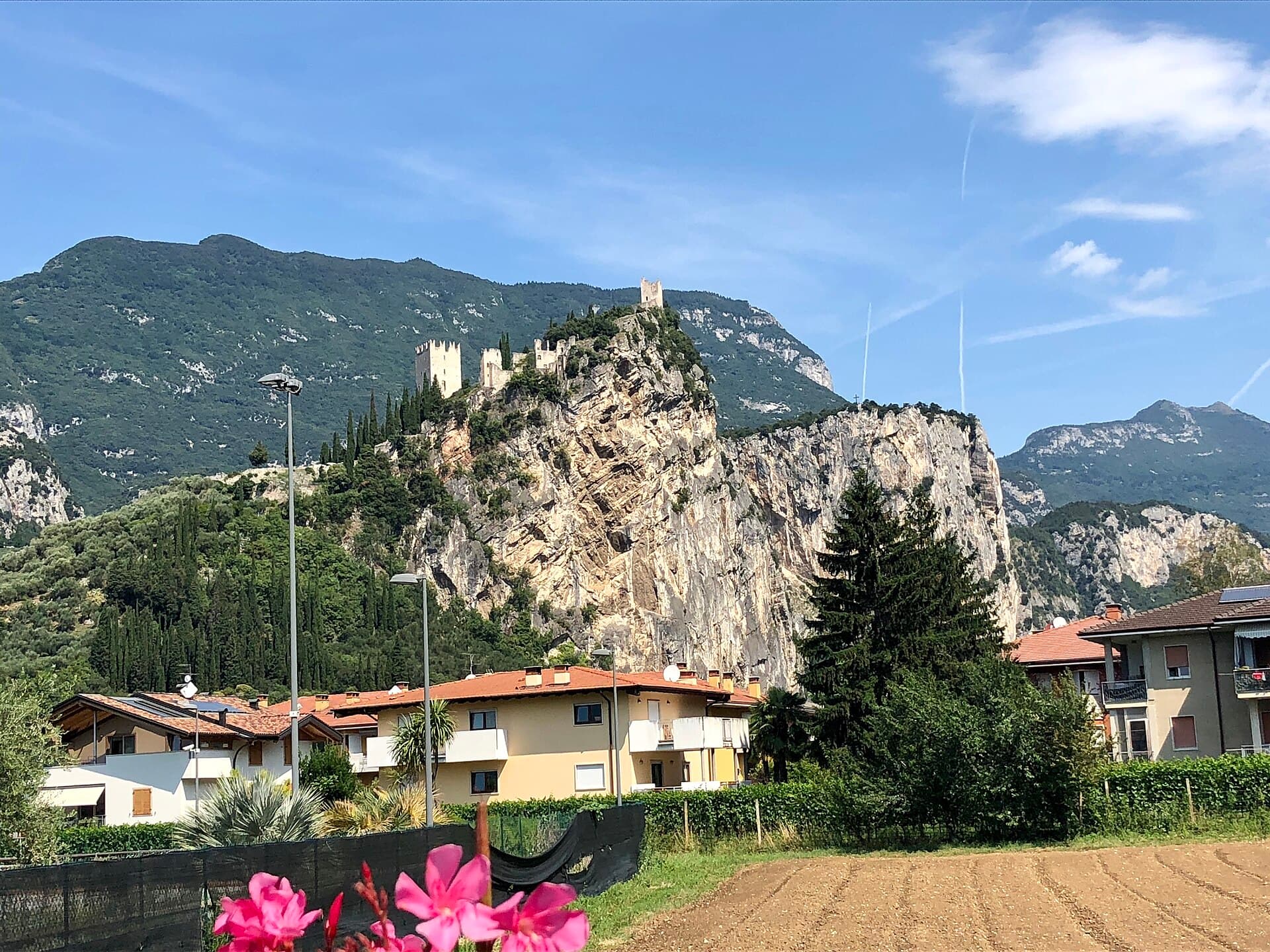 Il borgo di Arco dominato dal castello sulla rupe