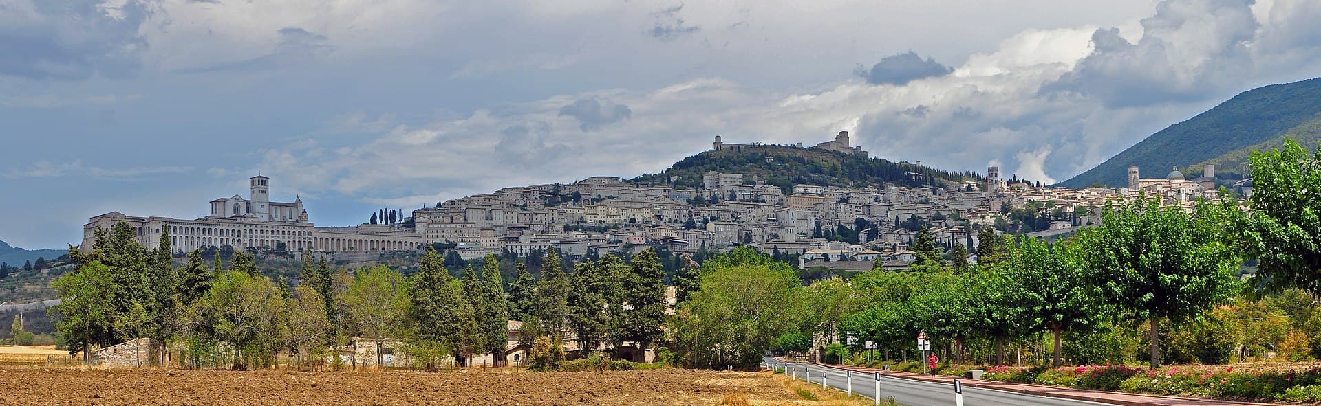 La Basilica di San Francesco e il borgo di Assisi sulle pendici del Monte Subasio