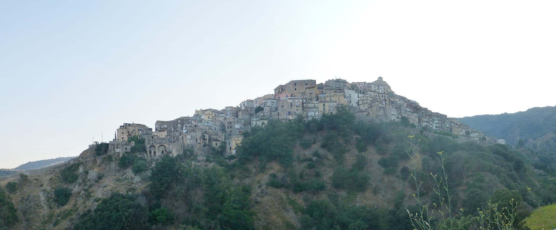 Il borgo di Badolato disteso sulla collina, nell'entroterra ionico