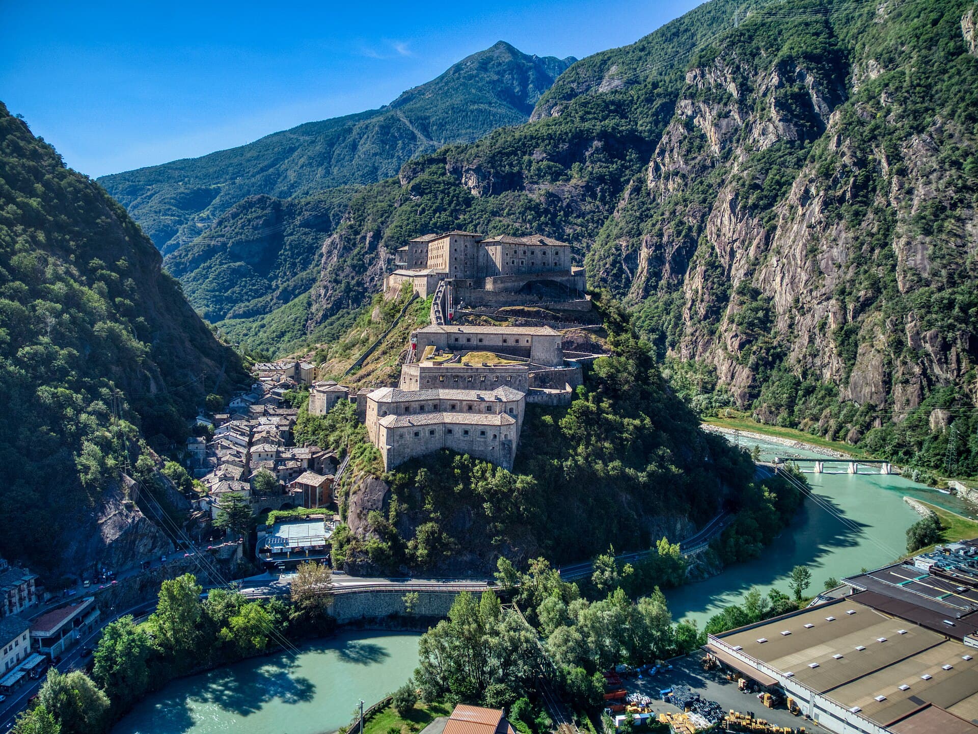 Il Forte di Bard che domina il borgo, all'imbocco della Valle d'Aosta