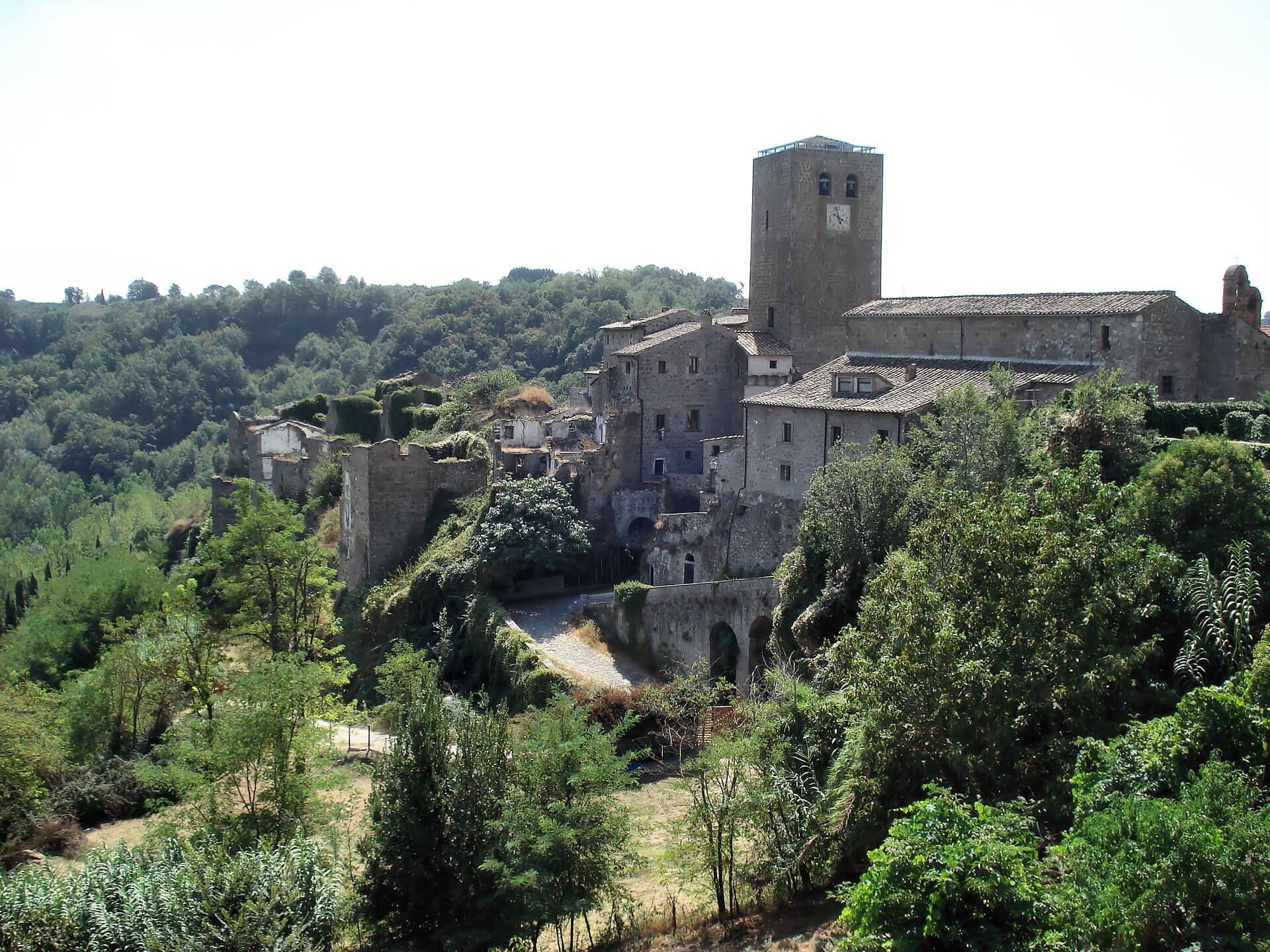 Il borgo di Bassano in Teverina con la torre campanaria, nella valle del Tevere