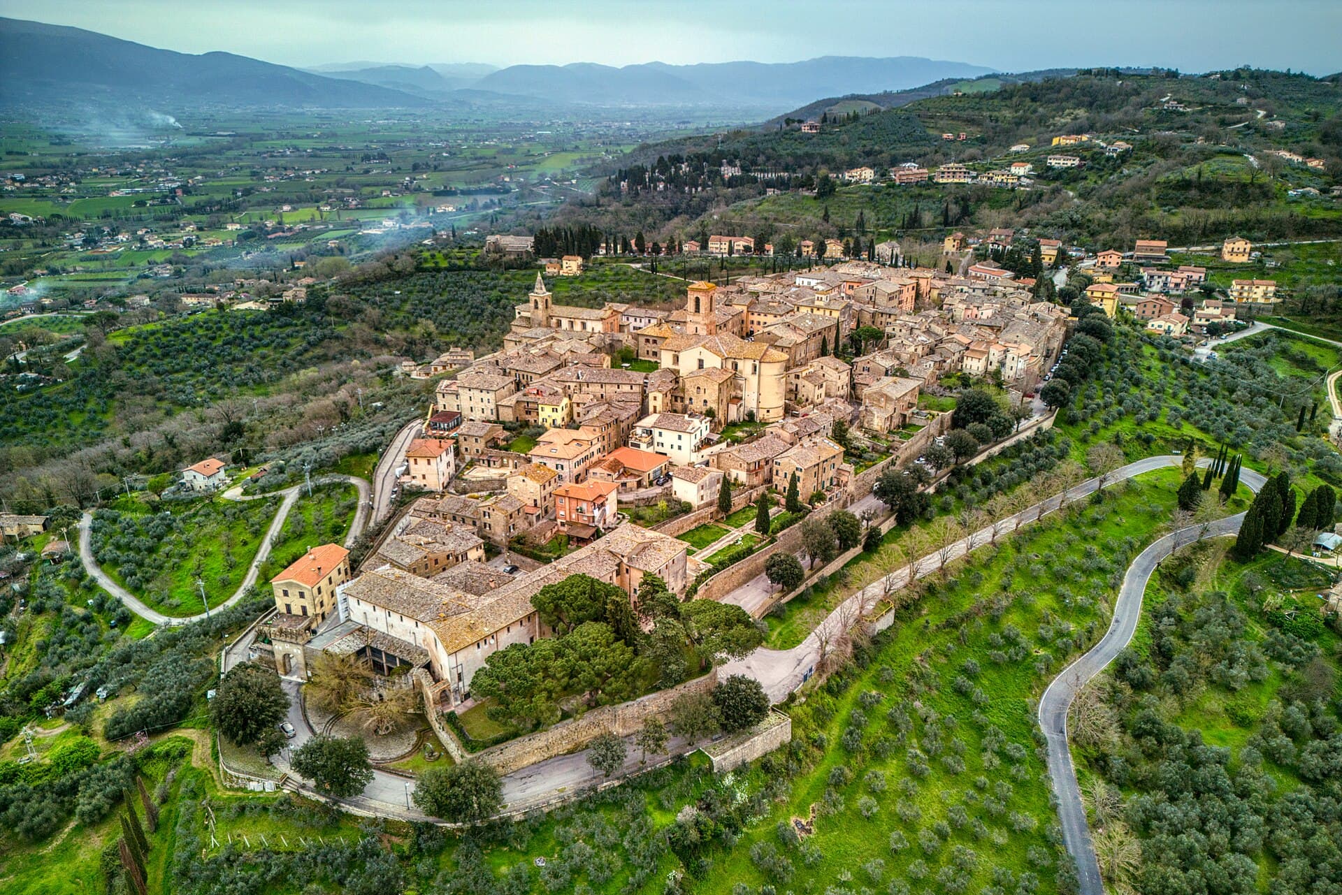 Il borgo di Bettona con le mura, tra gli uliveti umbri