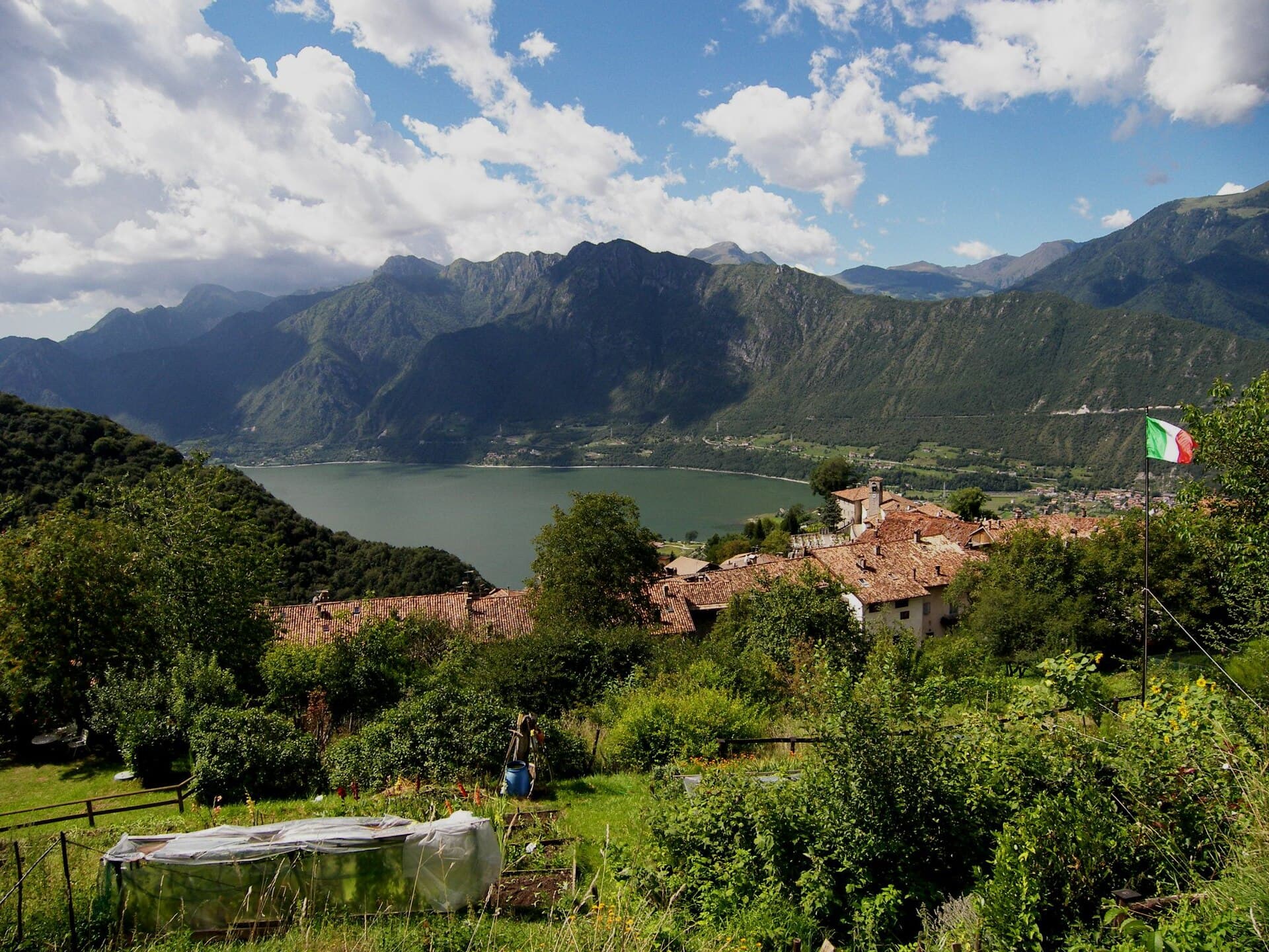 Il borgo di Bondone affacciato sul Lago d'Idro, in Trentino