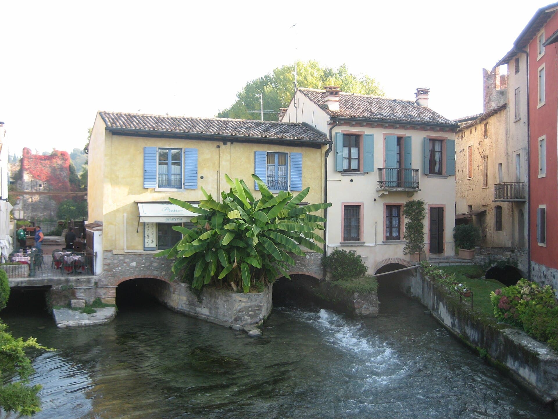 I mulini di Borghetto sul Mincio specchiati sul fiume