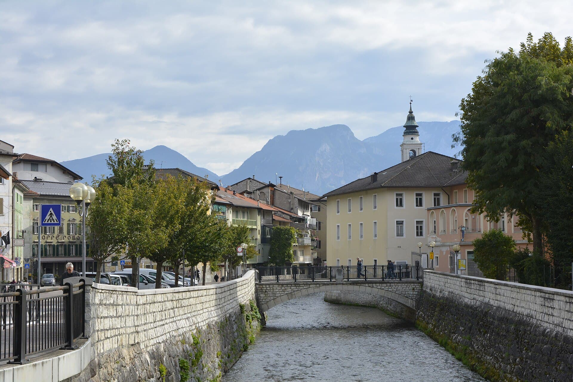 Le case di Borgo Valsugana affacciate sul fiume Brenta, la 'Venezia del Trentino'