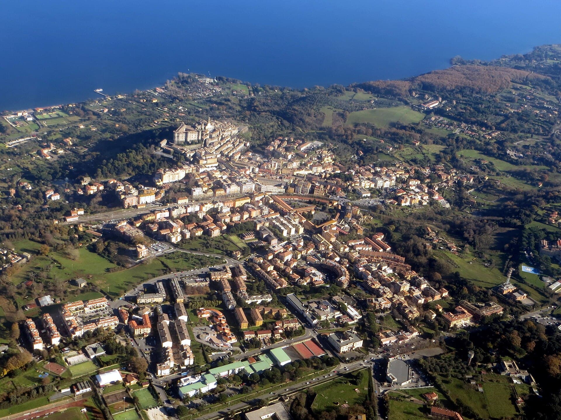 Bracciano con il castello Odescalchi affacciato sul suo lago