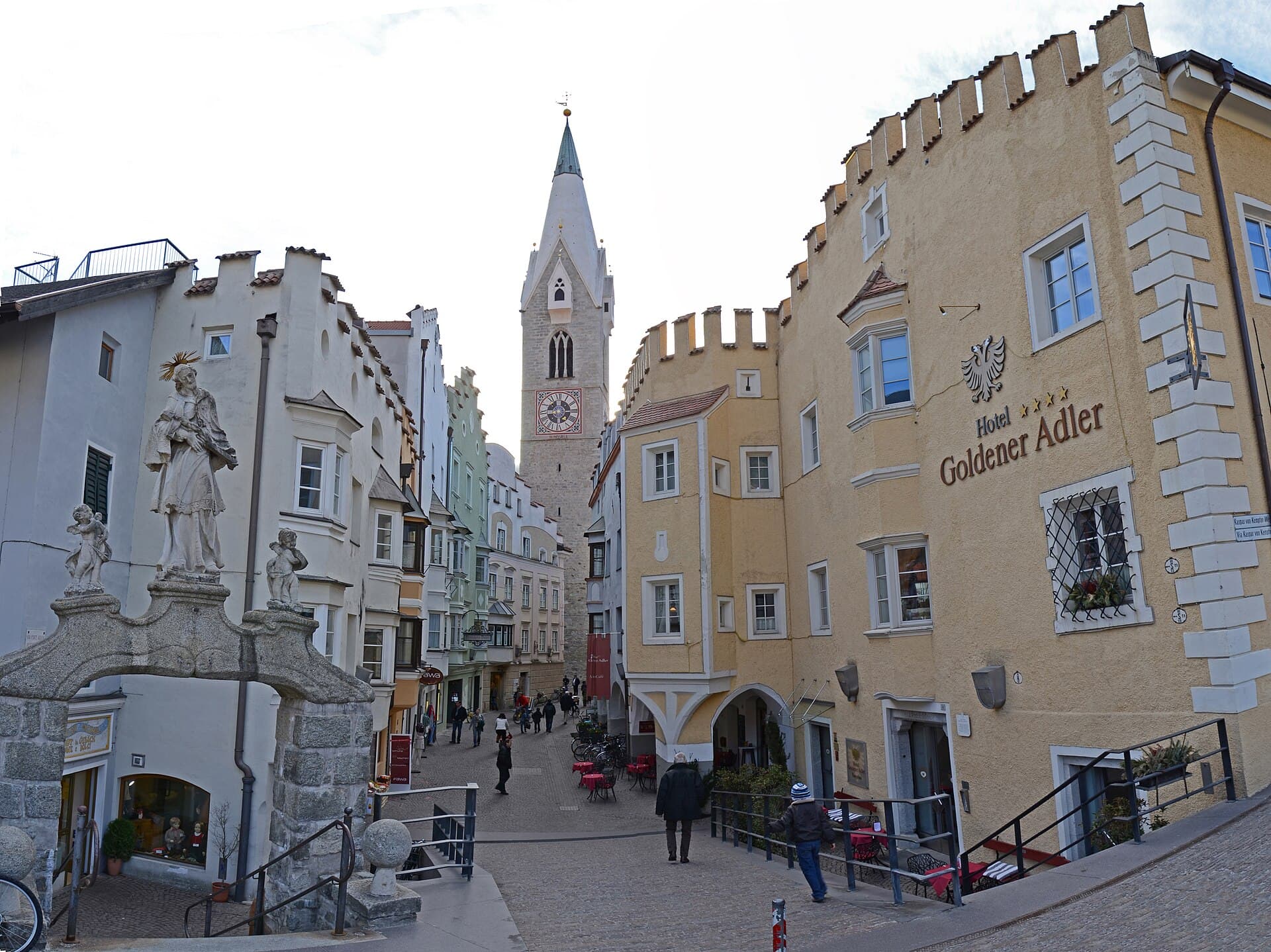 Il centro storico di Bressanone con la Torre Bianca