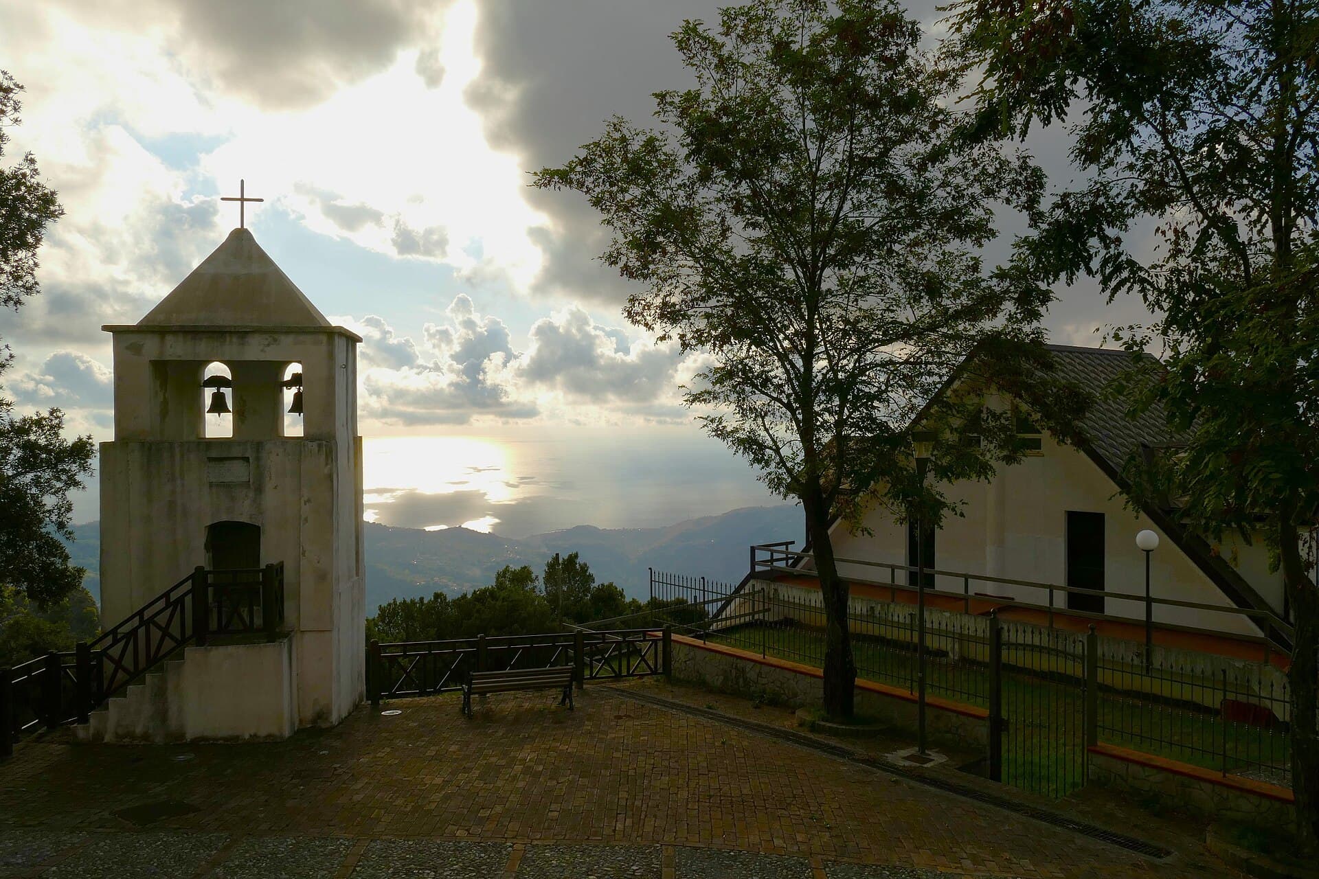 Il Santuario della Madonna della Neve sopra Buonvicino, affacciato sul mar Tirreno