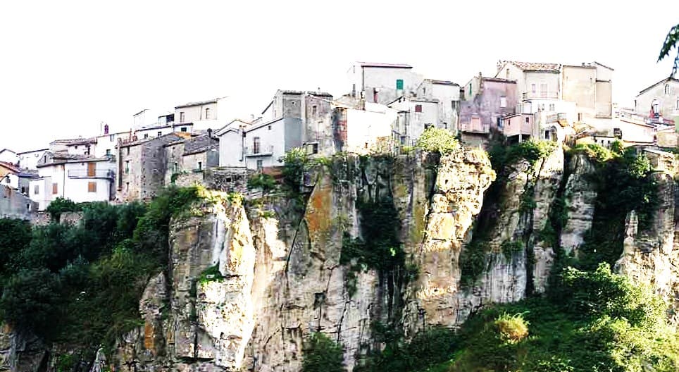 Le case di Caccuri arroccate sullo sperone di roccia
