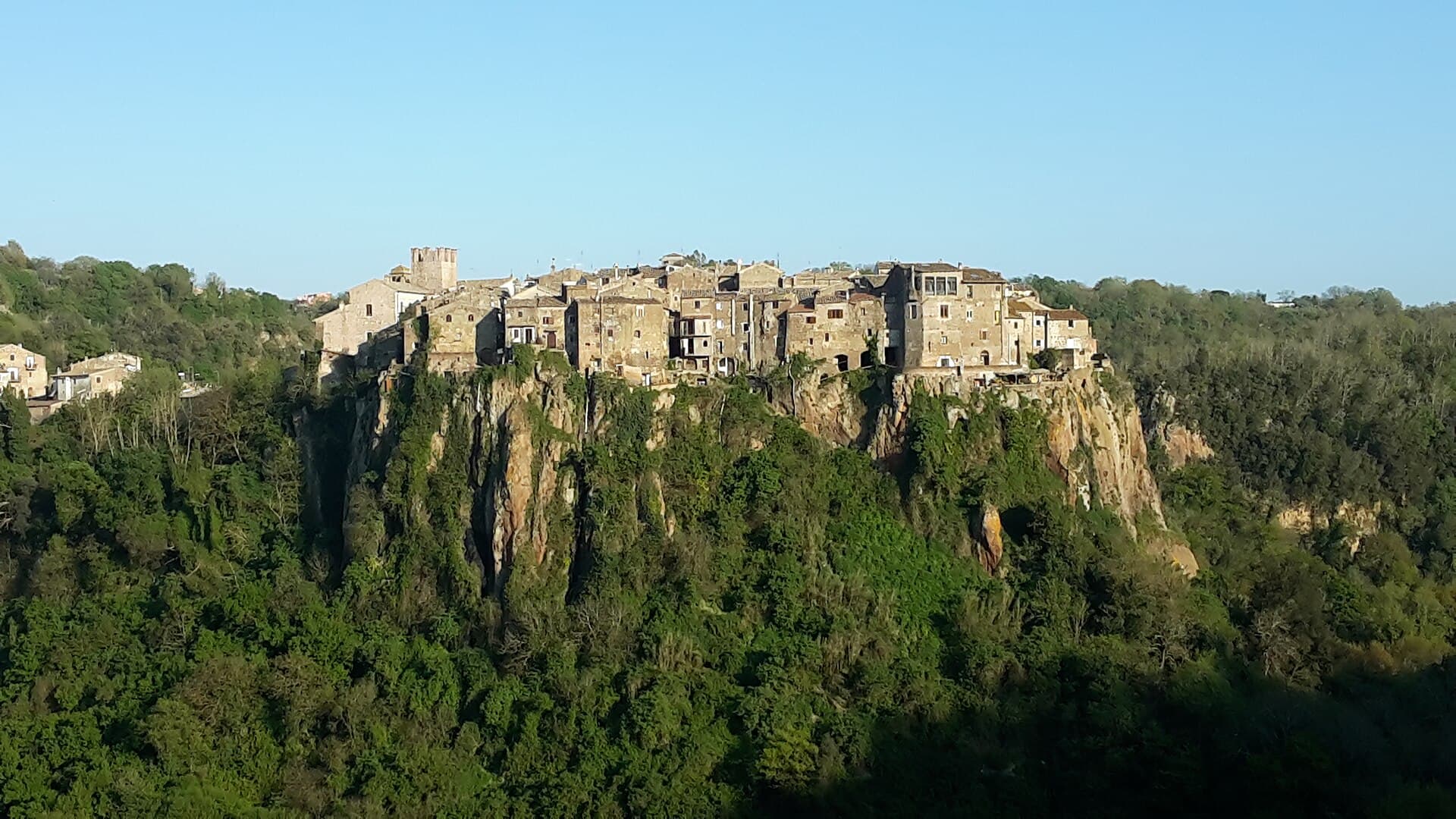 Il borgo di Calcata arroccato sul tufo, il paese degli artisti della Tuscia