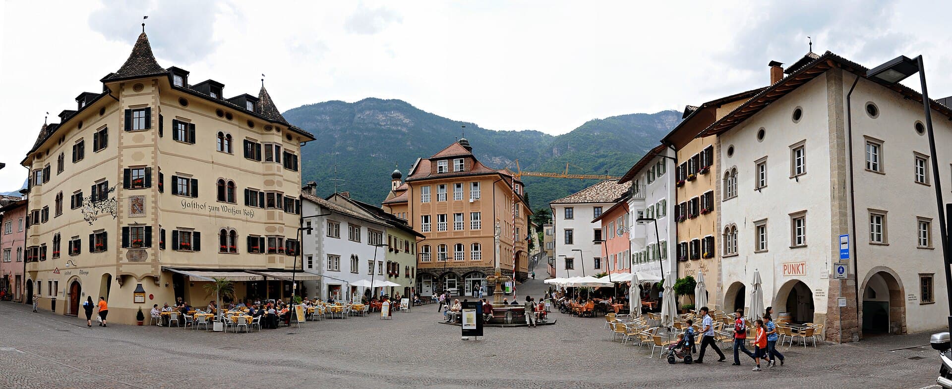 La piazza del mercato di Caldaro, sulla Strada del Vino