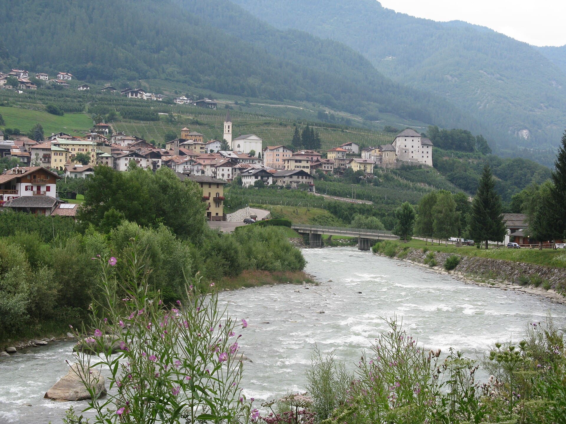 Il borgo di Caldes con il castello, in Val di Sole lungo il fiume Noce