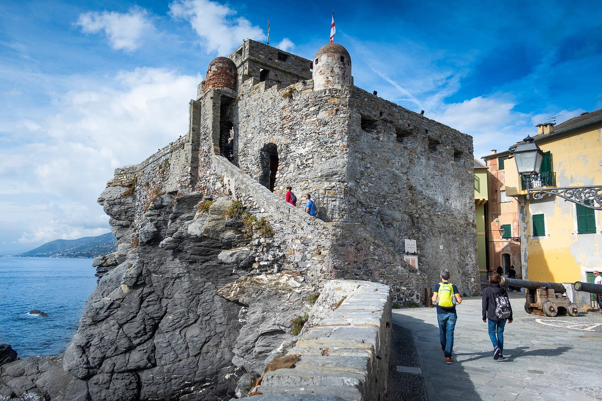 Le alte case colorate di Camogli affacciate sul mare della Riviera