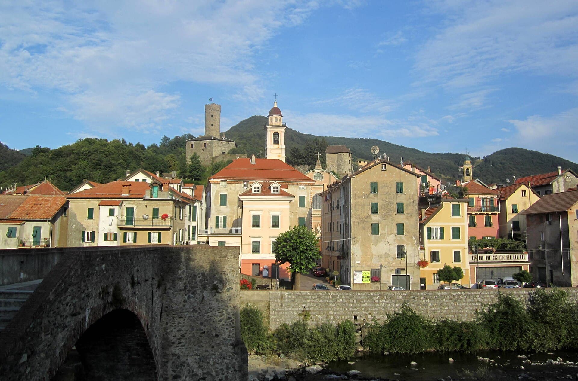 Il borgo di Campo Ligure con il castello e il ponte, in Valle Stura