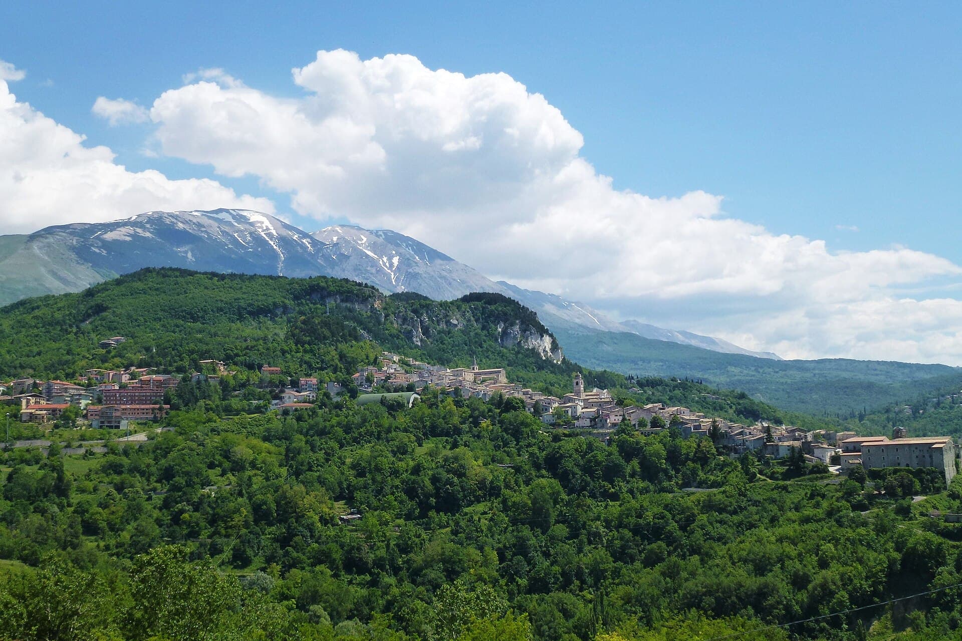 Il borgo di Caramanico Terme ai piedi della Maiella