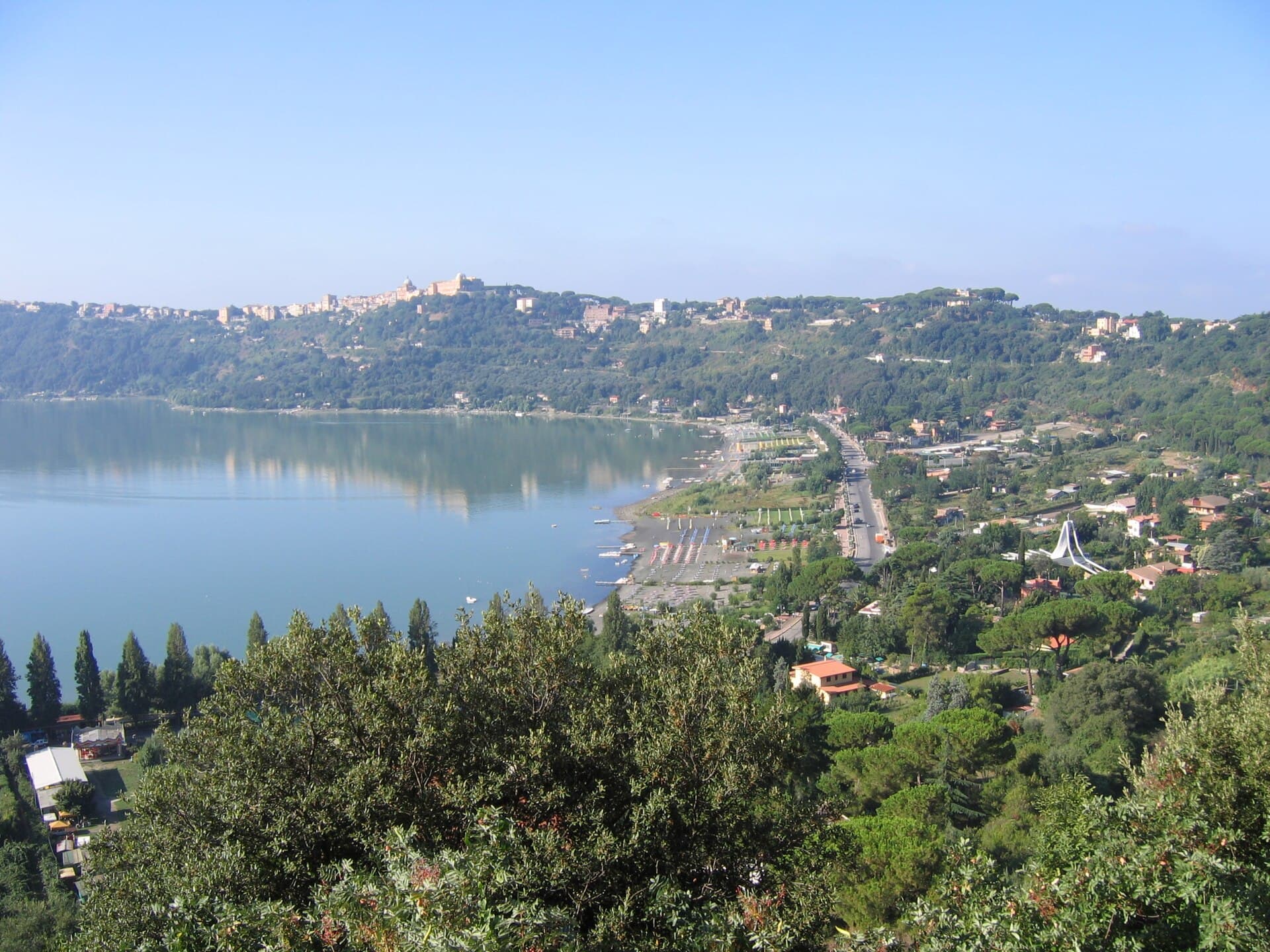 Castel Gandolfo affacciato sul lago Albano, residenza papale