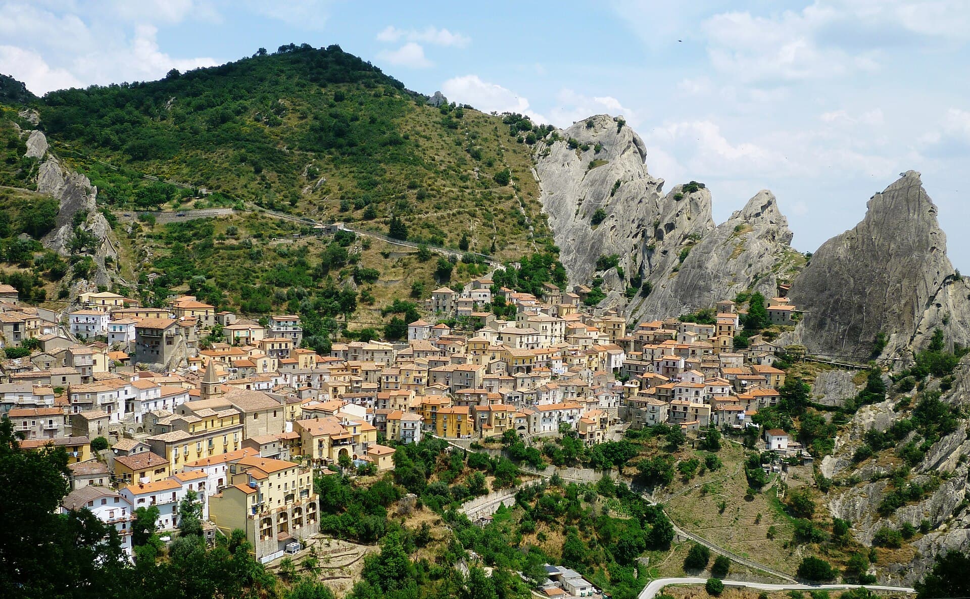 Il borgo di Castelmezzano incastonato tra le guglie delle Dolomiti Lucane