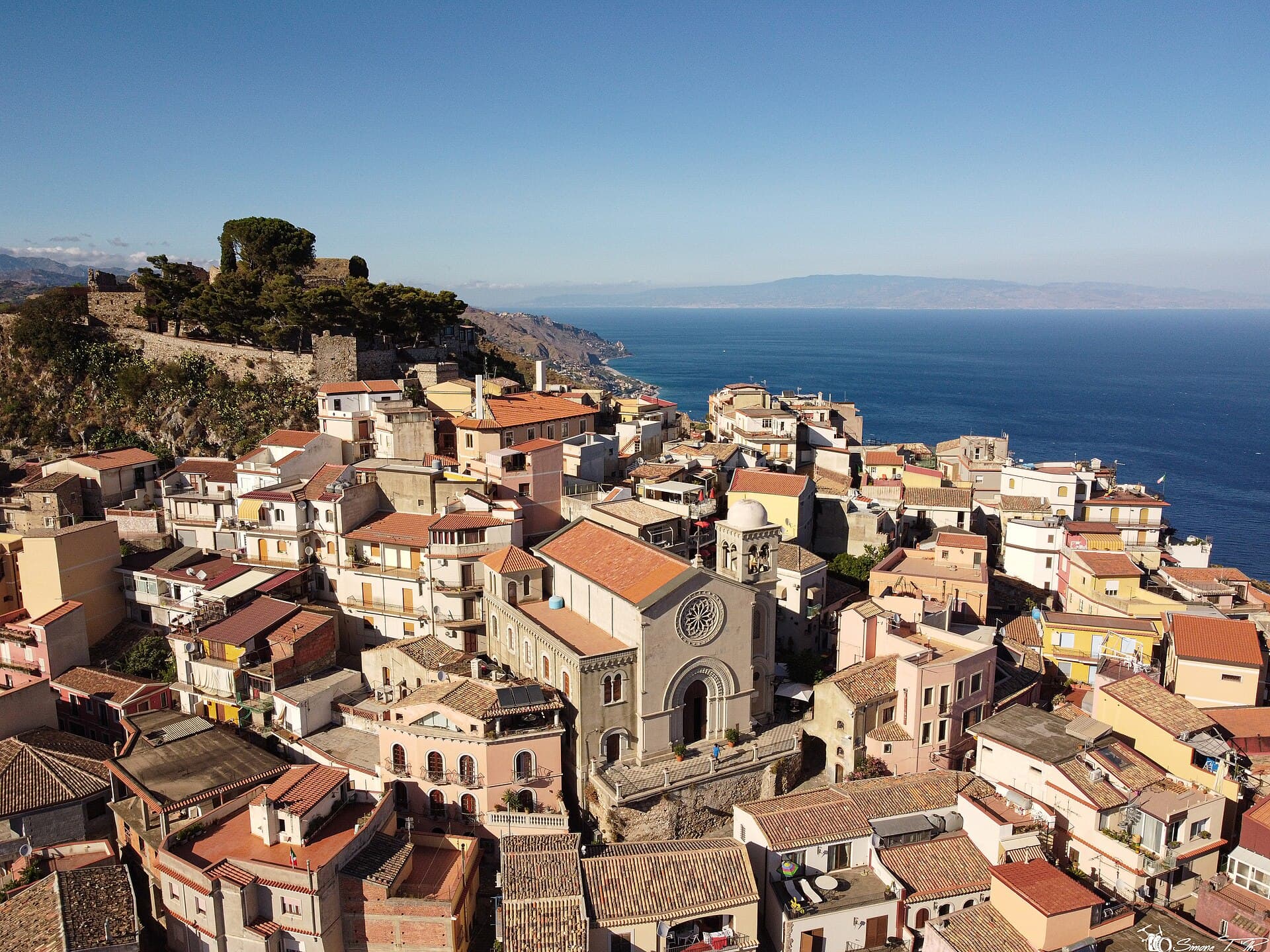 La chiesa madre e la piazza di Castelmola, borgo affacciato su Taormina