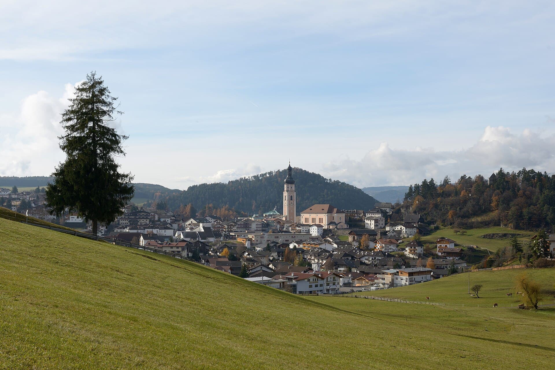 Castelrotto con il campanile, ai piedi dello Sciliar e dell'Alpe di Siusi