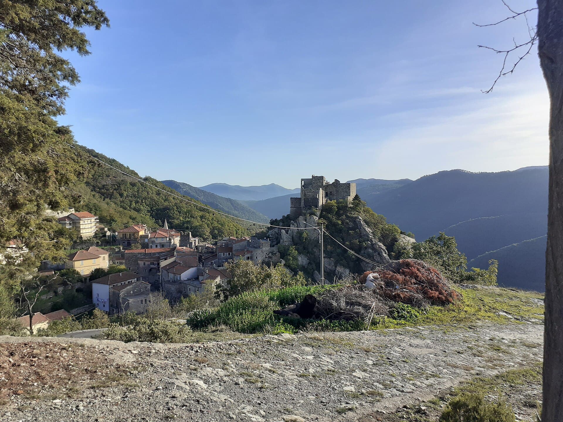 Castelvecchio di Rocca Barbena, arroccato sotto il castello dei Clavesana