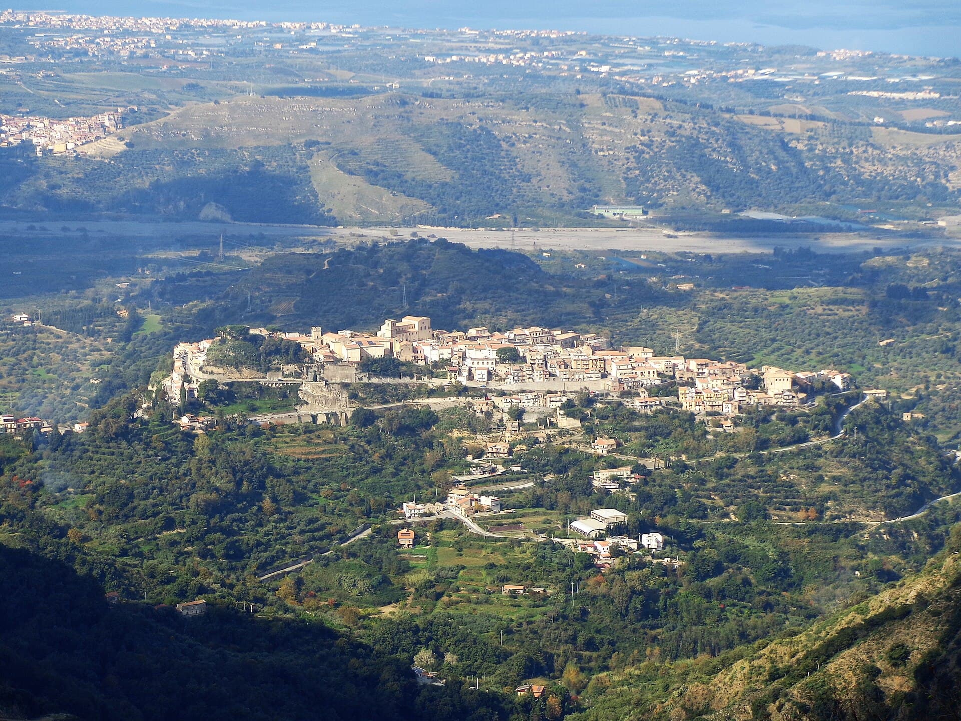 Il borgo di Castroreale sui colli sopra il golfo di Milazzo