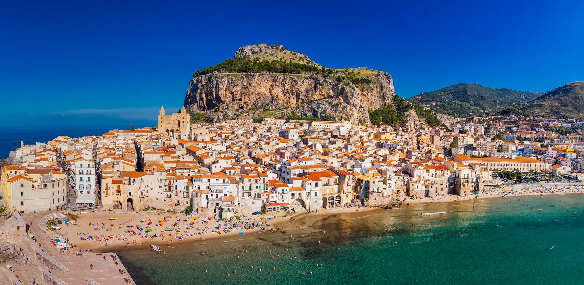 Cefalù vista dall'alto: il borgo normanno raccolto tra la Rocca e il mare