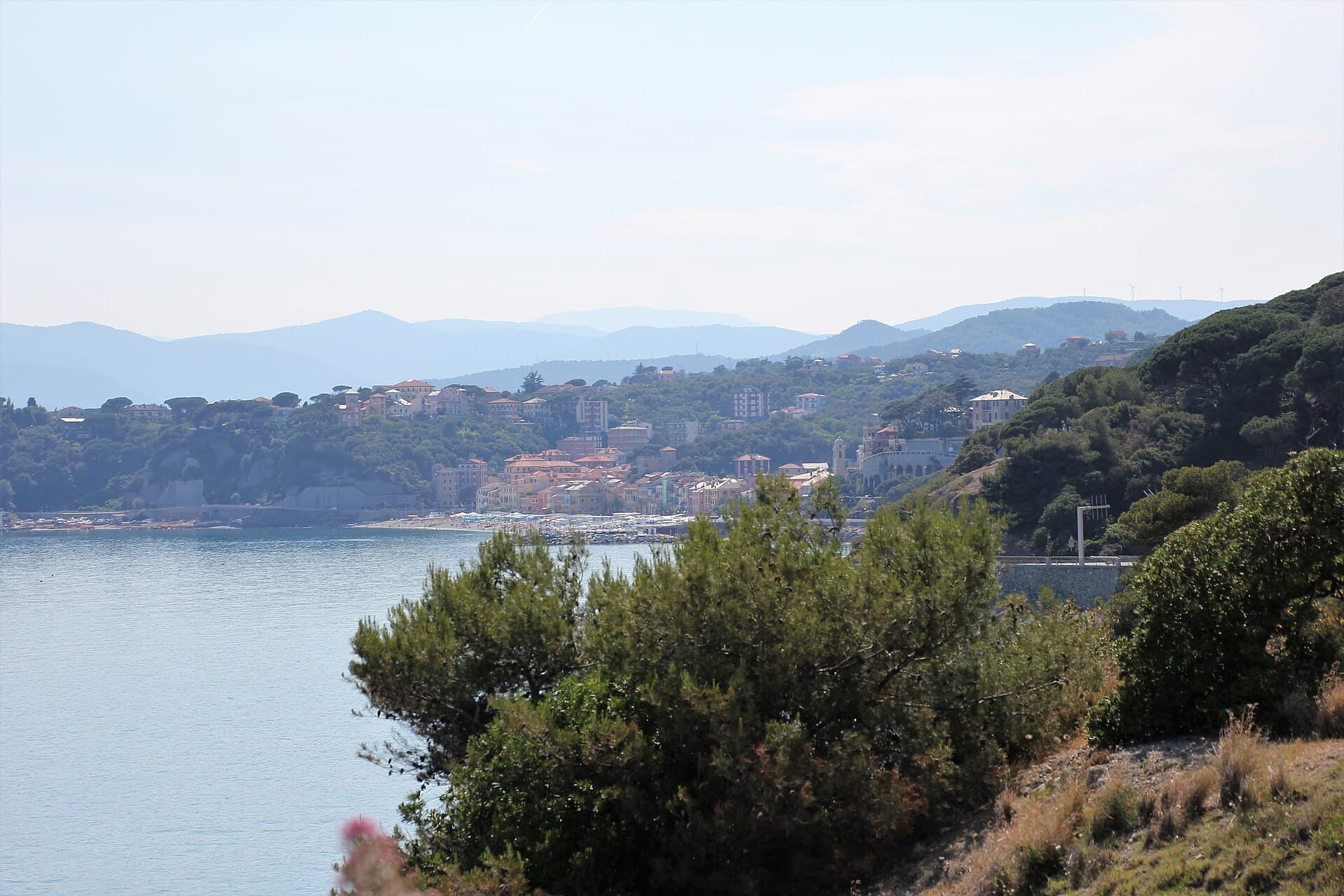 Il borgo costiero di Celle Ligure sulla Riviera di Ponente