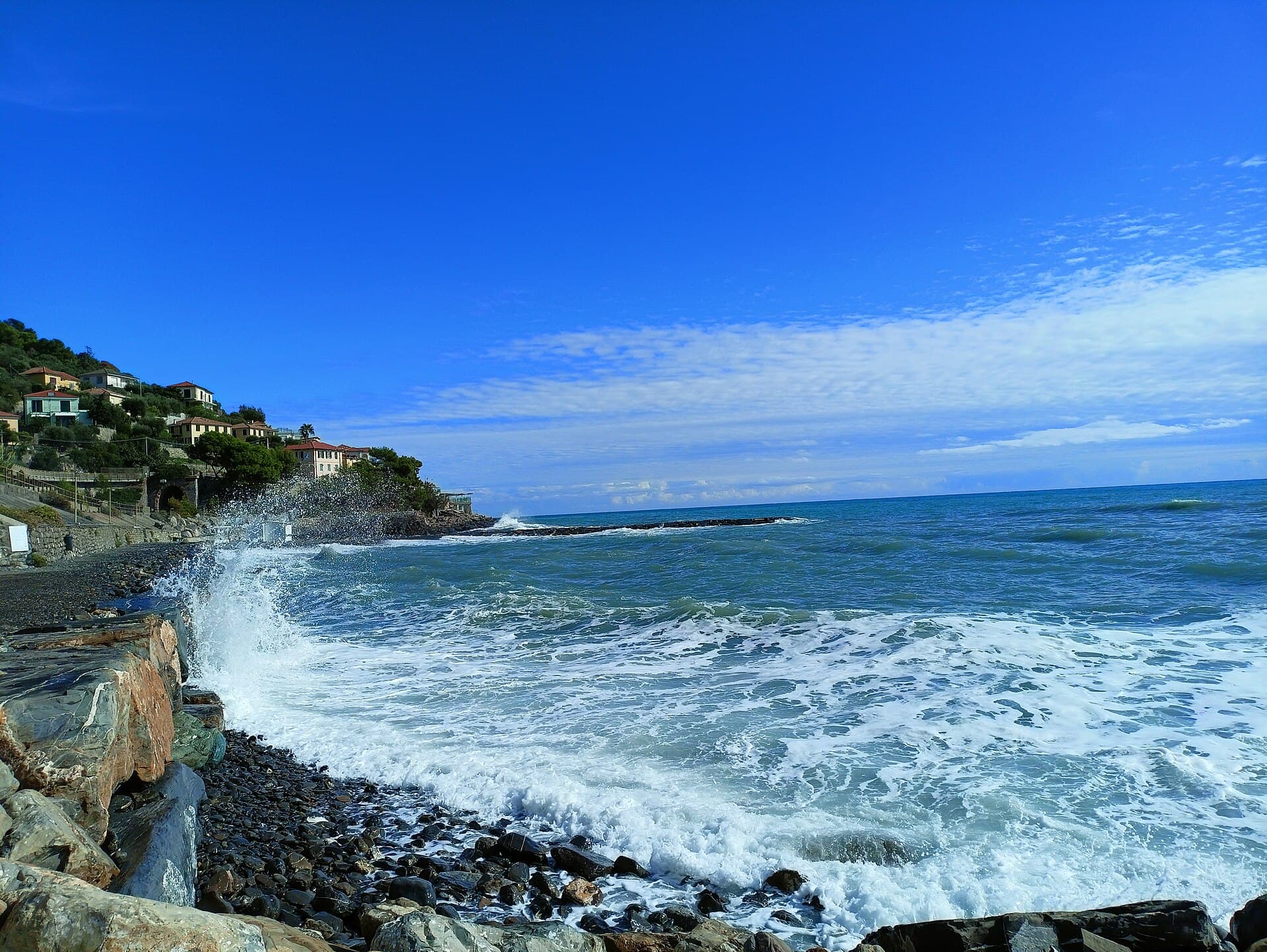 Cervo che sale dal mare alla chiesa barocca, sulla Riviera dei Fiori