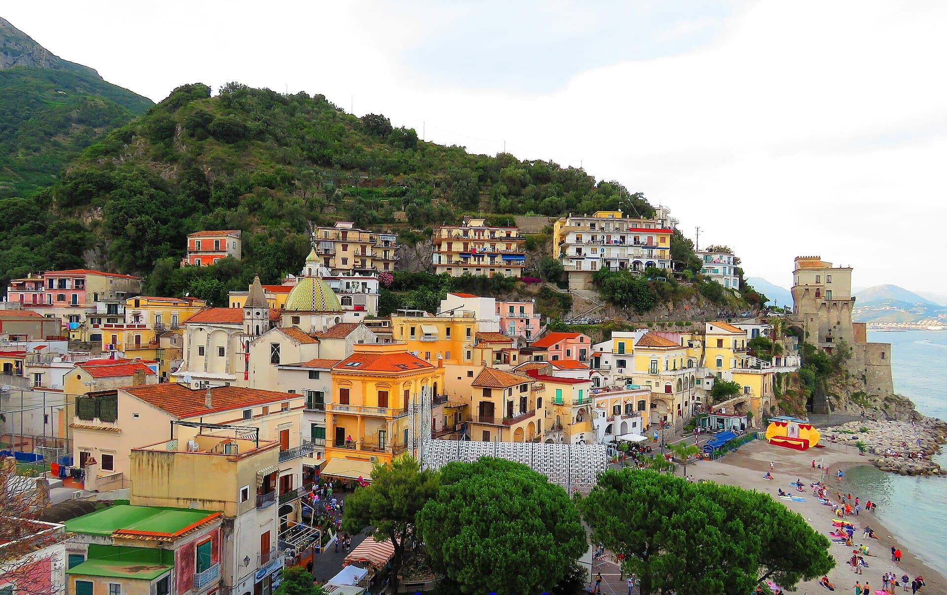 Il borgo di pescatori di Cetara sulla Costiera Amalfitana, patria della colatura di alici