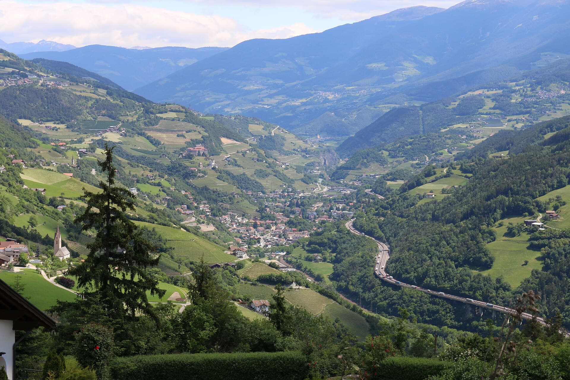 Chiusa nella Valle Isarco, dominata dal monastero di Sabiona