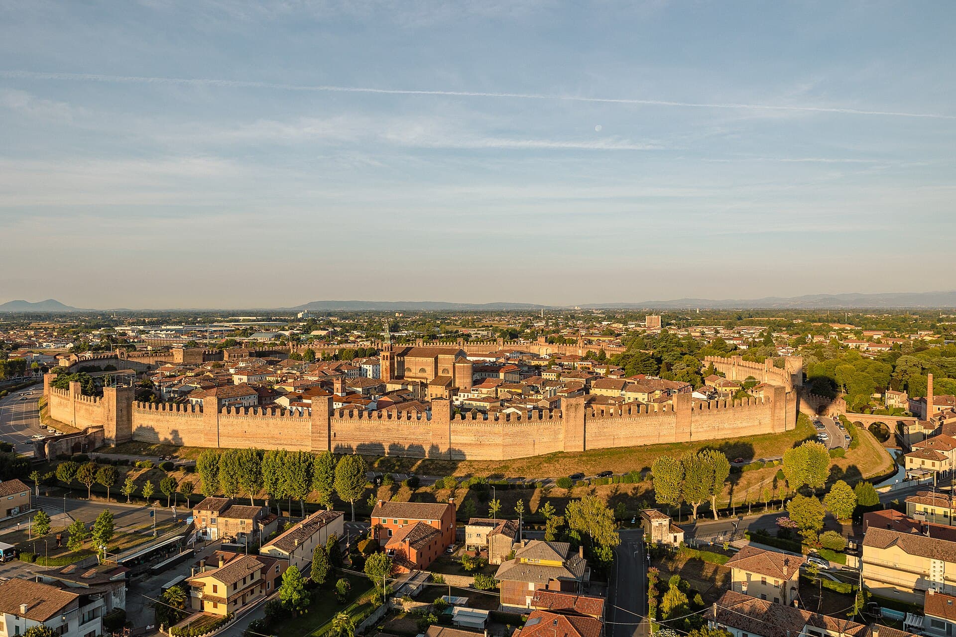 Le mura medievali ellittiche di Cittadella dall'alto