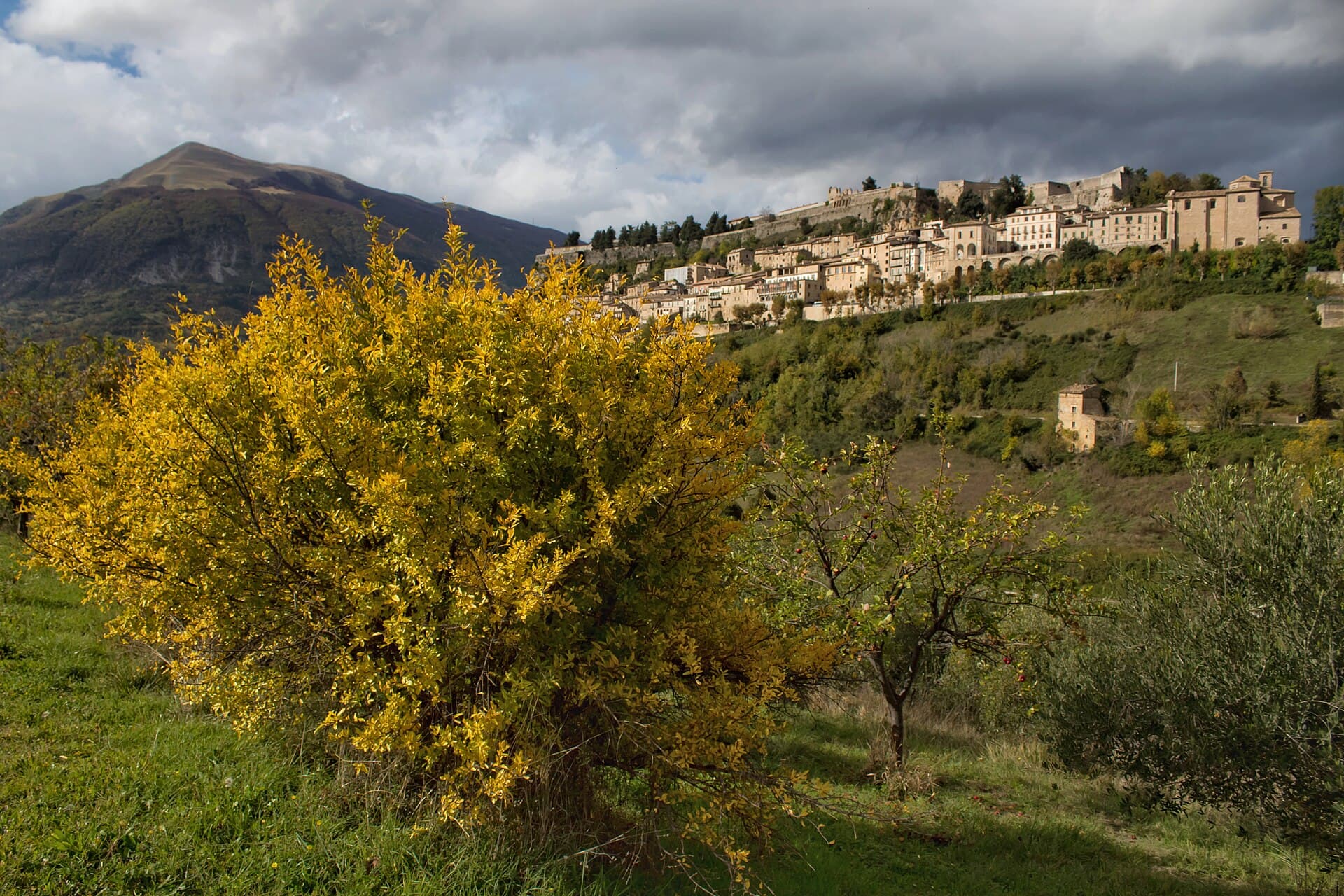 Civitella del Tronto con la sua imponente fortezza borbonica
