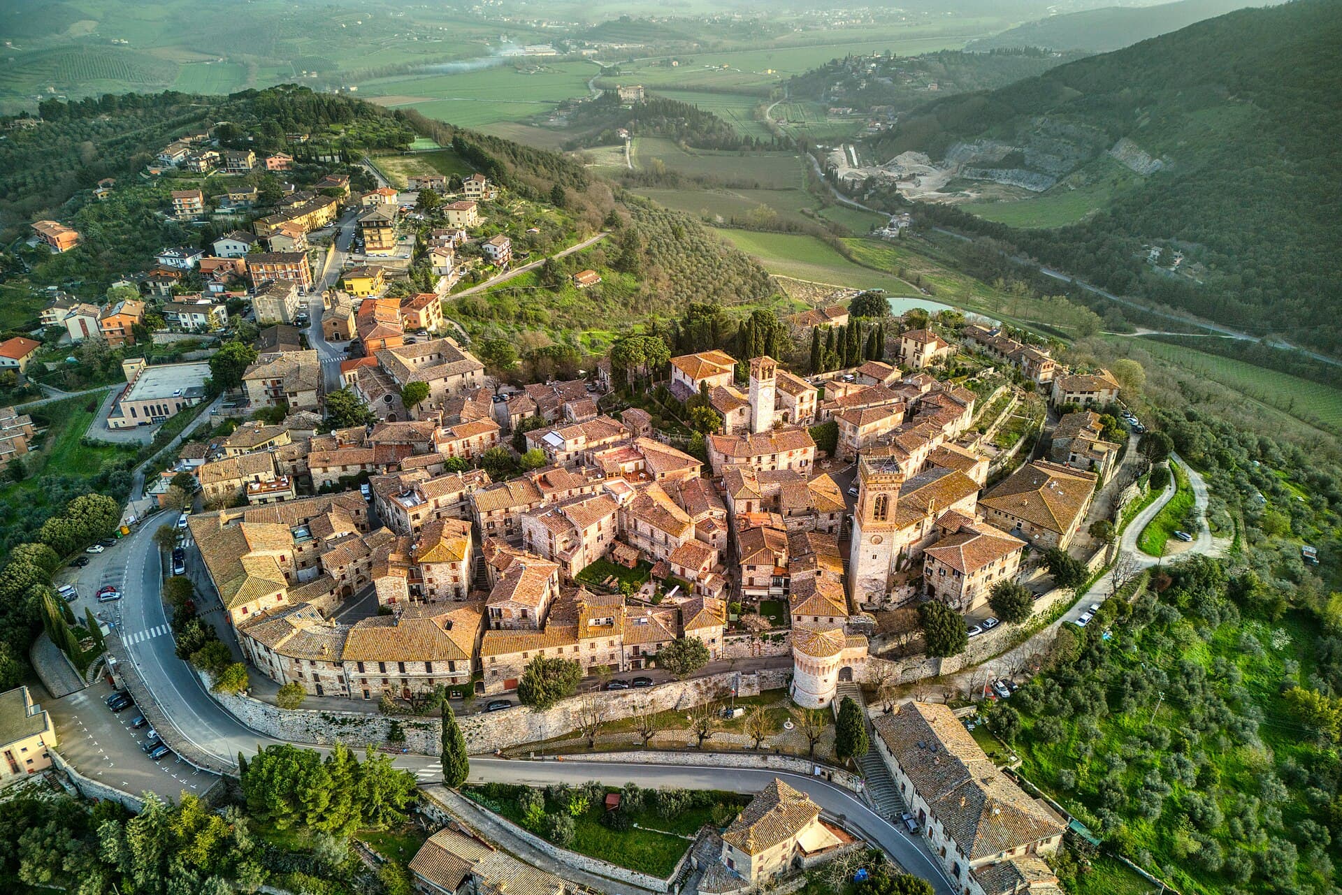 Il borgo medievale di Corciano cinto di mura, vicino a Perugia
