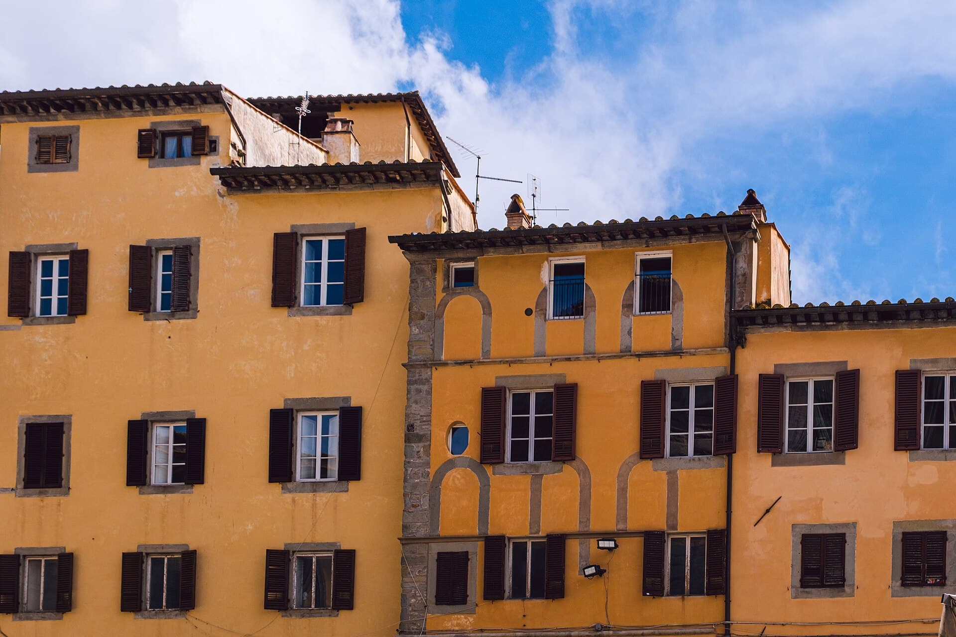 Il borgo di Cortona arroccato sulla collina sopra la Valdichiana