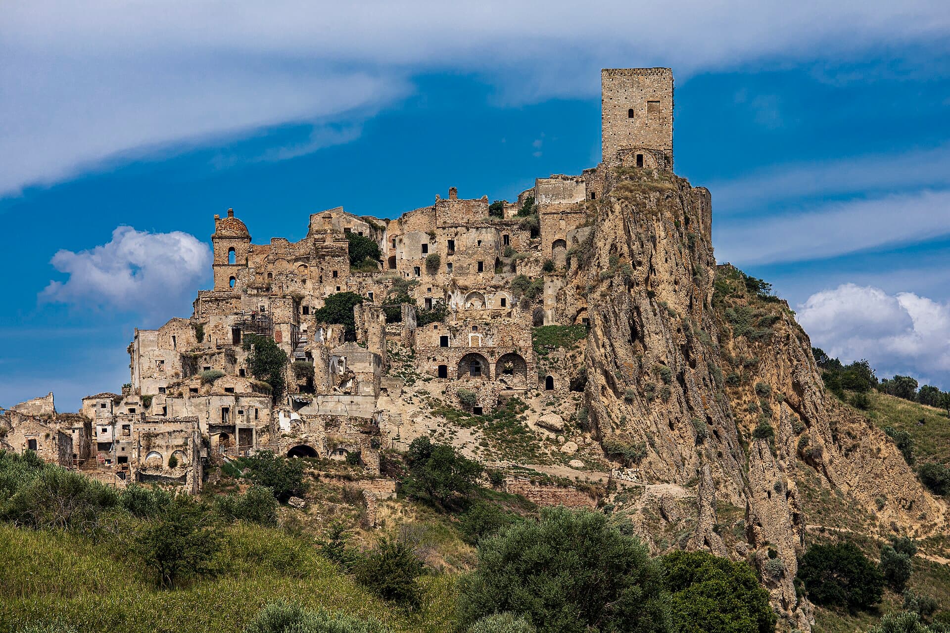 Craco, il celebre paese fantasma arroccato sulla rupe tra i calanchi