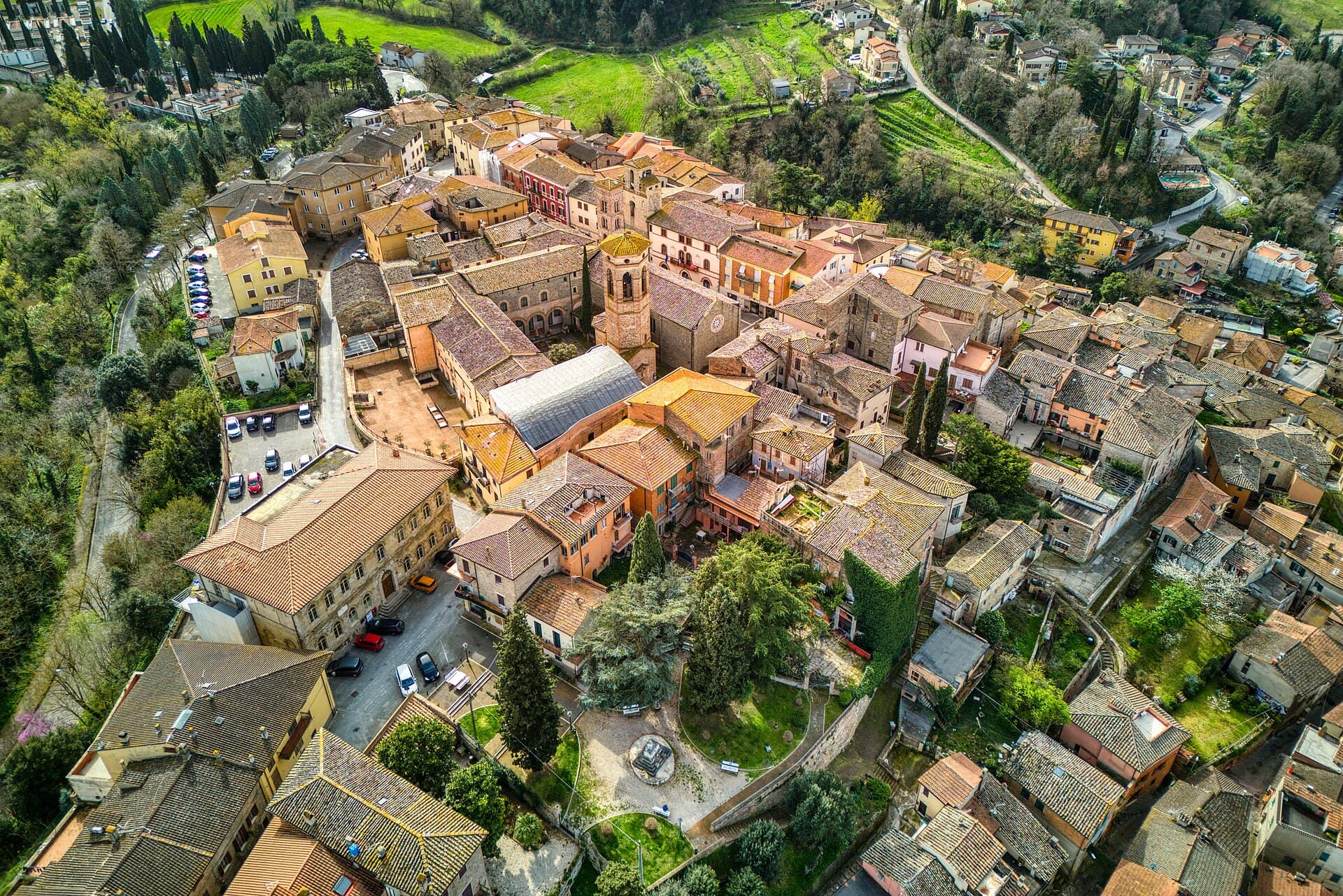 Il borgo di Deruta, capitale della ceramica, affacciato sulla valle del Tevere