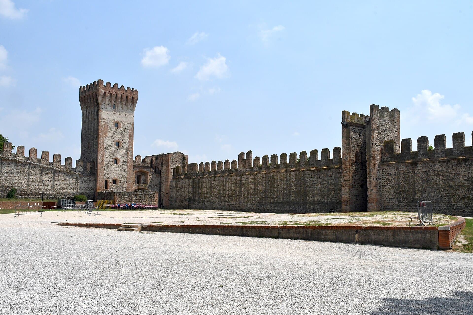Le mura e la torre del Castello dei Carraresi a Este
