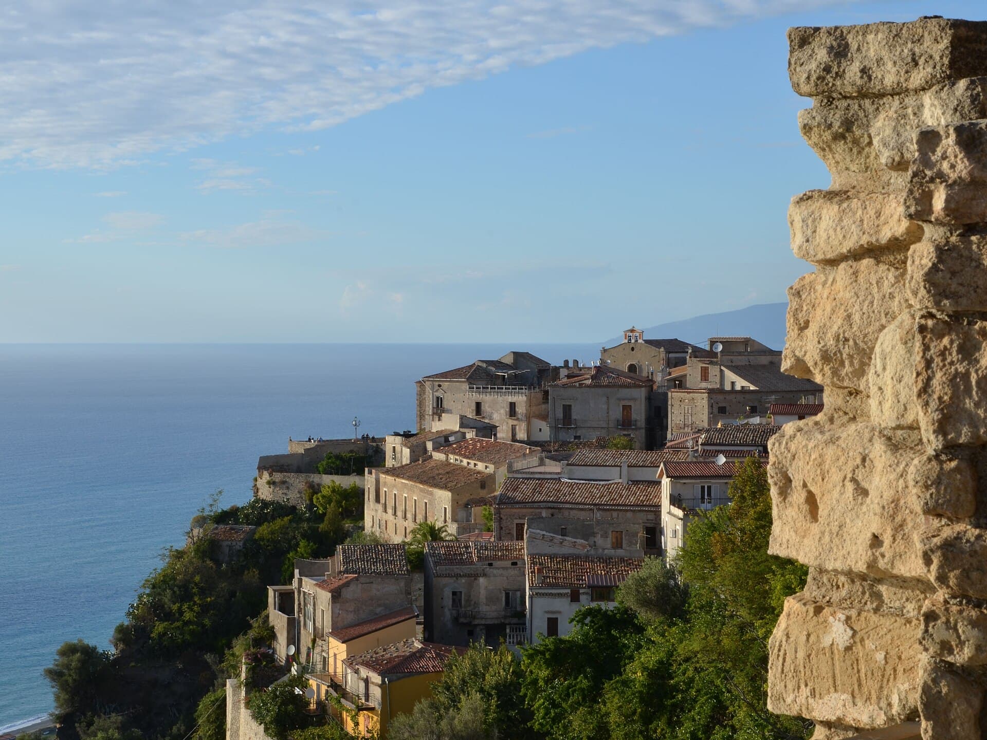 Il castello della Valle di Fiumefreddo Bruzio, sopra il Tirreno