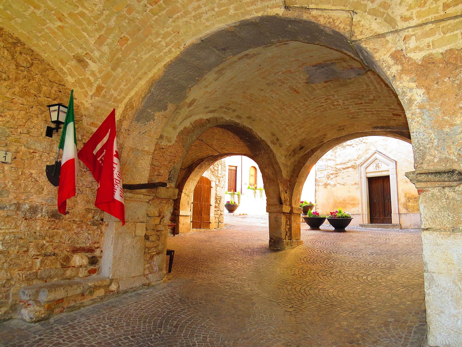 Fornelli, borgo murato con le torri, nel Molise