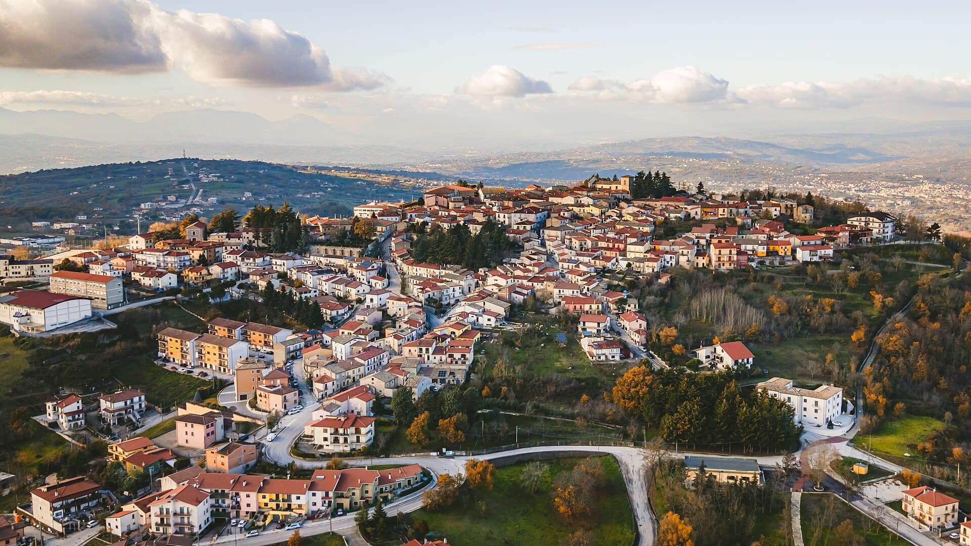 Il borgo di Frigento, sul crinale che domina la valle dell'Ufita, in Irpinia