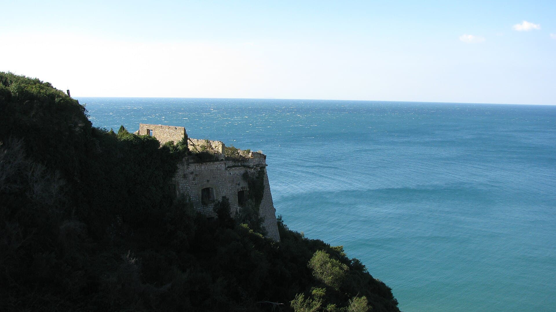 La Montagna Spaccata di Gaeta, a picco sul mare