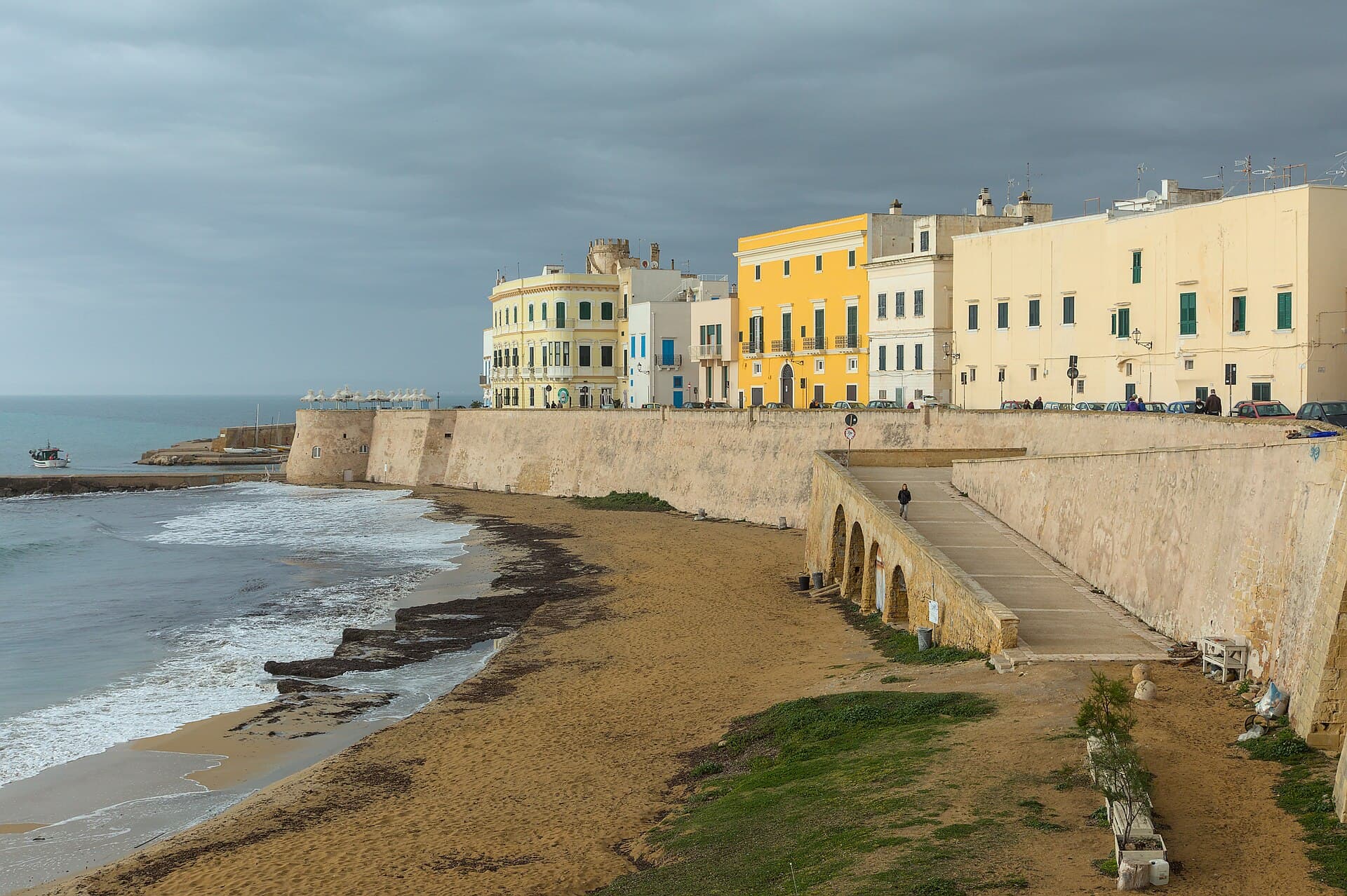 Il borgo antico di Gallipoli sull'isola, affacciato sul mar Ionio