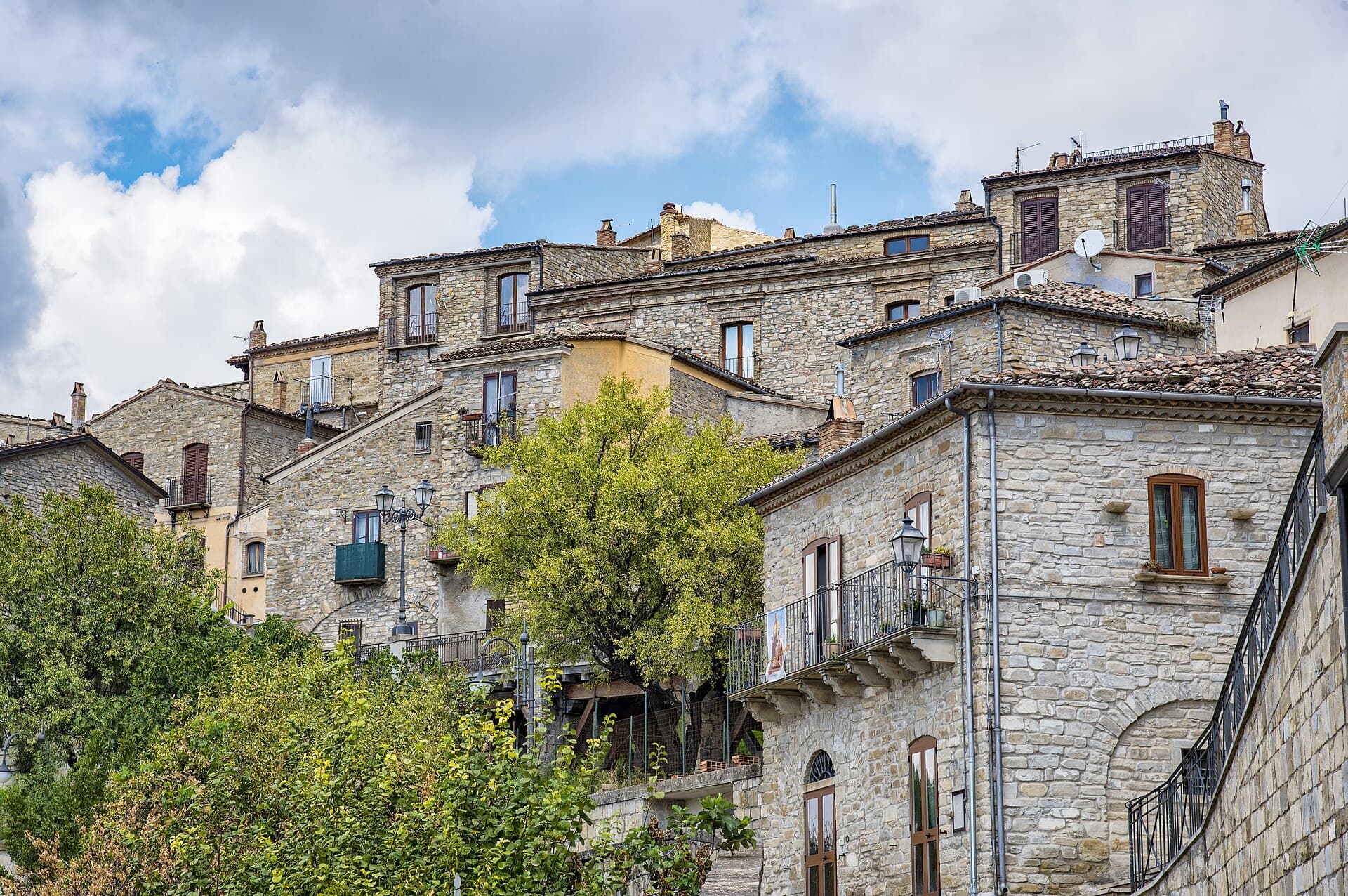 Le case in pietra di Guardia Perticara, paese di pietra della Val d'Agri
