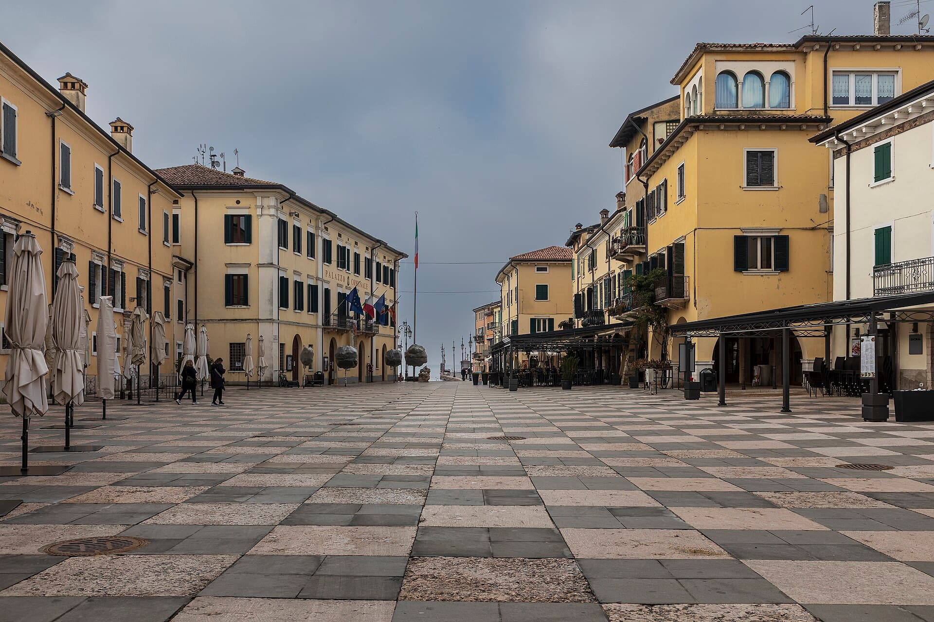 La piazza e il porticciolo di Lazise, sul Lago di Garda