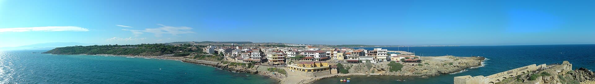 Il castello aragonese di Le Castella sul mare Ionio